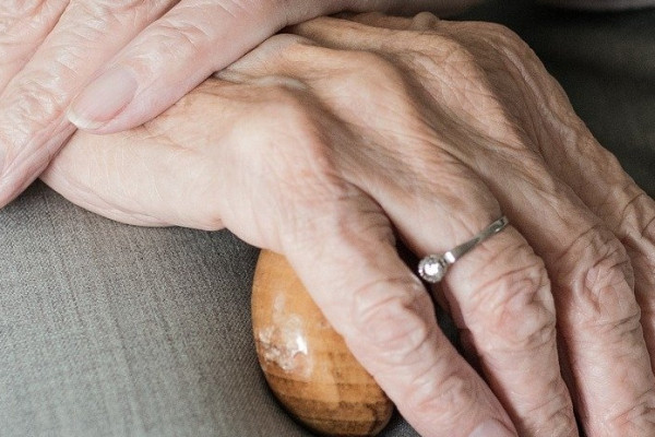 foto van handen van een oudere vrouw